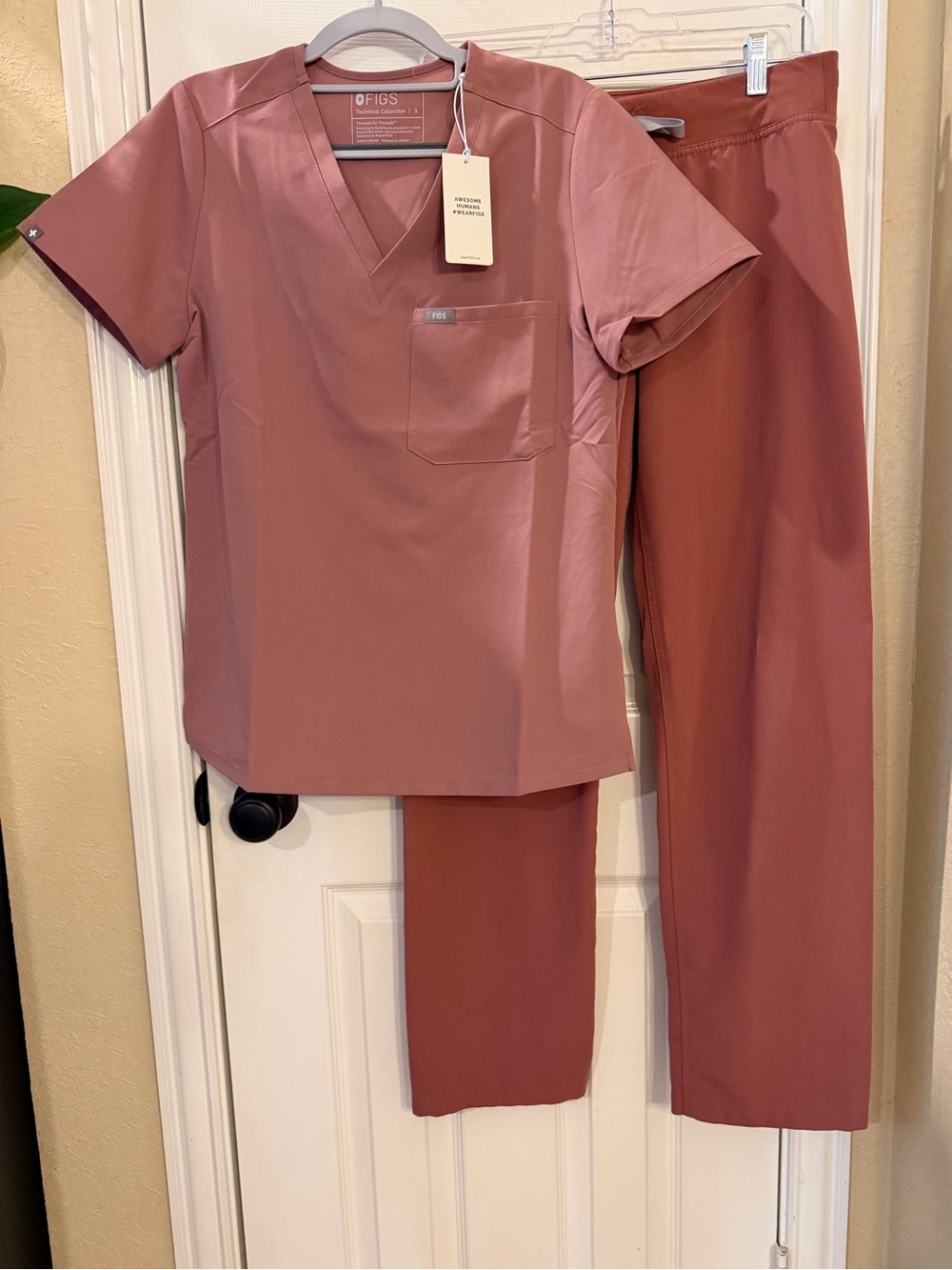 SMALL Light & Dark Rose Mauve Women’s Figs Scrub Set NWT Top Livingston Bottoms